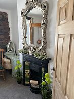 Historic Seaside Cottage - Sleeps 5 & Pets Ok