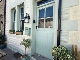 Historic Seaside Cottage - Sleeps 5 & Pets Ok