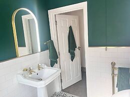 Historic Seaside Cottage - Sleeps 5 & Pets Ok