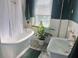 Historic Seaside Cottage - Sleeps 5 & Pets Ok