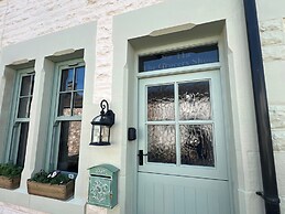 Historic Seaside Cottage - Sleeps 5 & Pets Ok