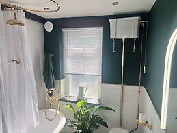 Historic Seaside Cottage - Sleeps 5 & Pets Ok