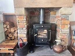 Historic Seaside Cottage - Sleeps 5 & Pets Ok