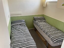 2 Bed Lodge Sleeps 4- Pets, Parking, 2min to Beach
