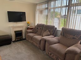 2 Bed Lodge Sleeps 4- Pets, Parking, 2min to Beach