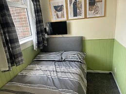 2 Bed Lodge Sleeps 4- Pets, Parking, 2min to Beach