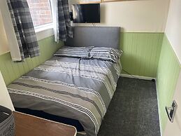 2 Bed Lodge Sleeps 4- Pets, Parking, 2min to Beach