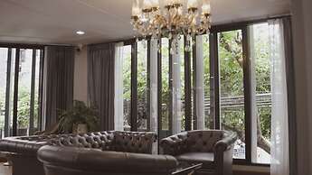 Poshtel 56