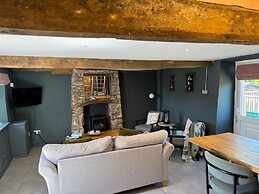 Ty Llaeth 2-bed Cottage, Sleeps 4, Pet Friendly