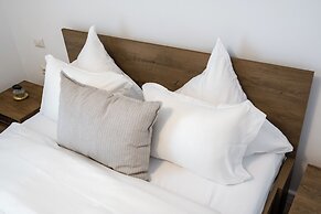 Uphome Suites