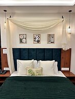 Hummingbird - A Luxury Stay