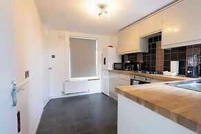 3-bed House - Sleeps 7, Parking & Views
