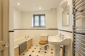Priory Courtyard - 3 Bedroom Escape