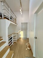Minimalist Townhome Stay