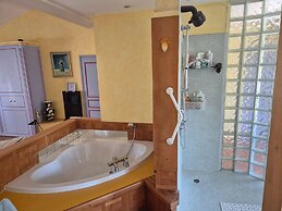 Charming Villa With Pool in Le Luc-en-provence