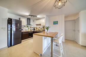 Modern Comfort by the Lagoon
