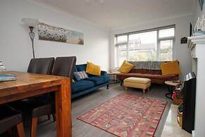 2 Bed Bungalow - Sleeps 4 - Pets - Parking - Wifi