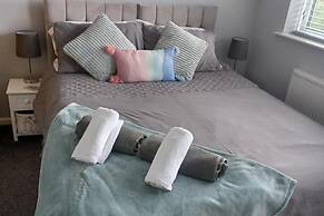 2 Bed Bungalow - Sleeps 4 - Pets - Parking - Wifi