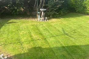 2 Bed Bungalow - Sleeps 4 - Pets - Parking - Wifi