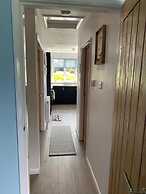 2 Bed Bungalow - Sleeps 4 - Pets - Parking - Wifi