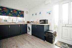 2 Bed Bungalow - Sleeps 4 - Pets - Parking - Wifi