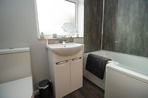 2 Bed Bungalow - Sleeps 4 - Pets - Parking - Wifi