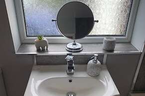 2 Bed Bungalow - Sleeps 4 - Pets - Parking - Wifi