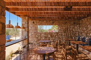 ROOTS Nature Living Milos