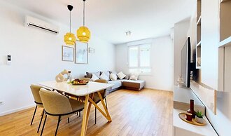 Mika's 2-Bedroom Seaview Flat & Parking