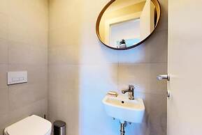 Mika's 2-Bedroom Seaview Flat & Parking