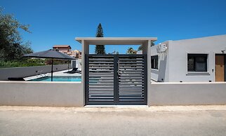 Glafkos House with Pool near the Beach