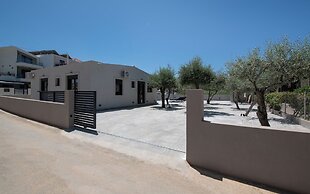 Glafkos House with Pool near the Beach