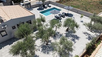 Glafkos House with Pool near the Beach