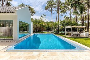 Aroeira Modern Grand Villa With Pool by Homing