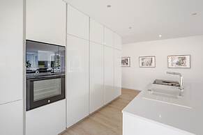 Aroeira Modern Grand Villa With Pool by Homing