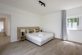 Aroeira Modern Grand Villa With Pool by Homing