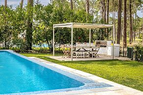 Aroeira Modern Grand Villa With Pool by Homing