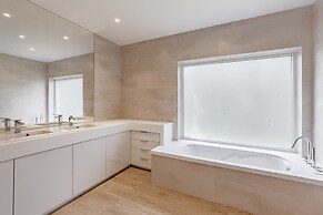 Aroeira Modern Grand Villa With Pool by Homing