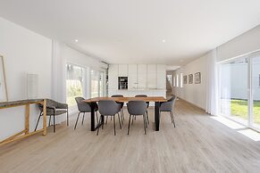 Aroeira Modern Grand Villa With Pool by Homing