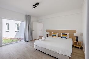 Aroeira Modern Grand Villa With Pool by Homing