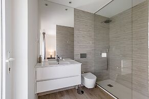 Aroeira Modern Grand Villa With Pool by Homing