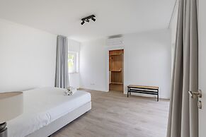Aroeira Modern Grand Villa With Pool by Homing