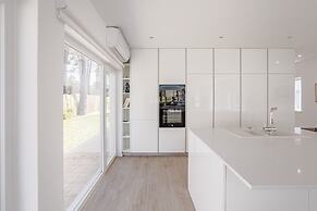 Aroeira Modern Grand Villa With Pool by Homing