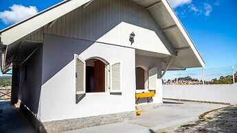 Casa com Lareira Wi-fi e Varanda com Vista