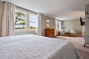 Beachfront and Only 30 Steps To Beach!