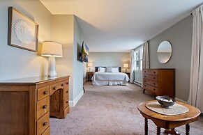 Beachfront and Only 30 Steps To Beach!