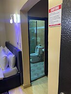 DE ROSS HOTEL & SUITES