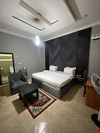 DE ROSS HOTEL & SUITES