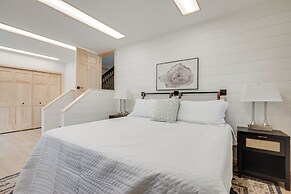 Snowmobile Trail On-site: Cozy Post Lake Retreat
