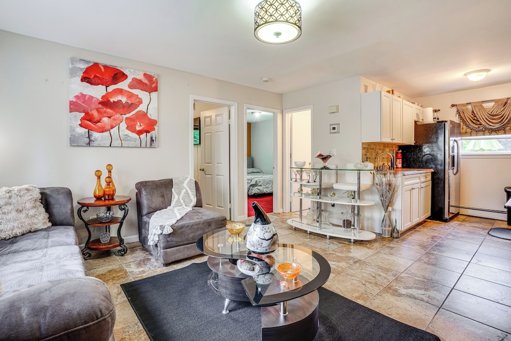 8 Mi to Long Beach: Cozy Apt w/ Fenced Yard!